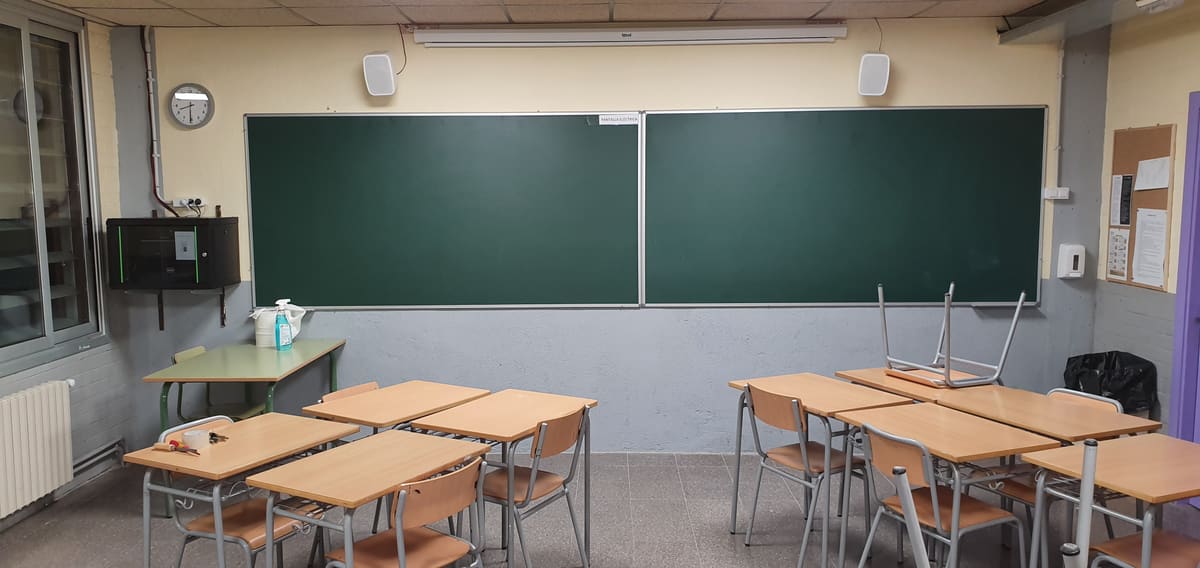 Instalación de proyector y sonido en aula